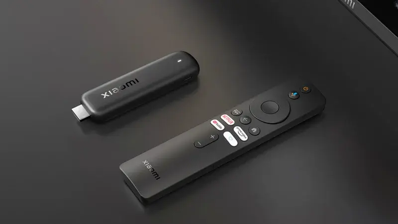 Key visual Xiaomi TV Stick HD (2nd Gen) dengan remote control dan interface Google TV